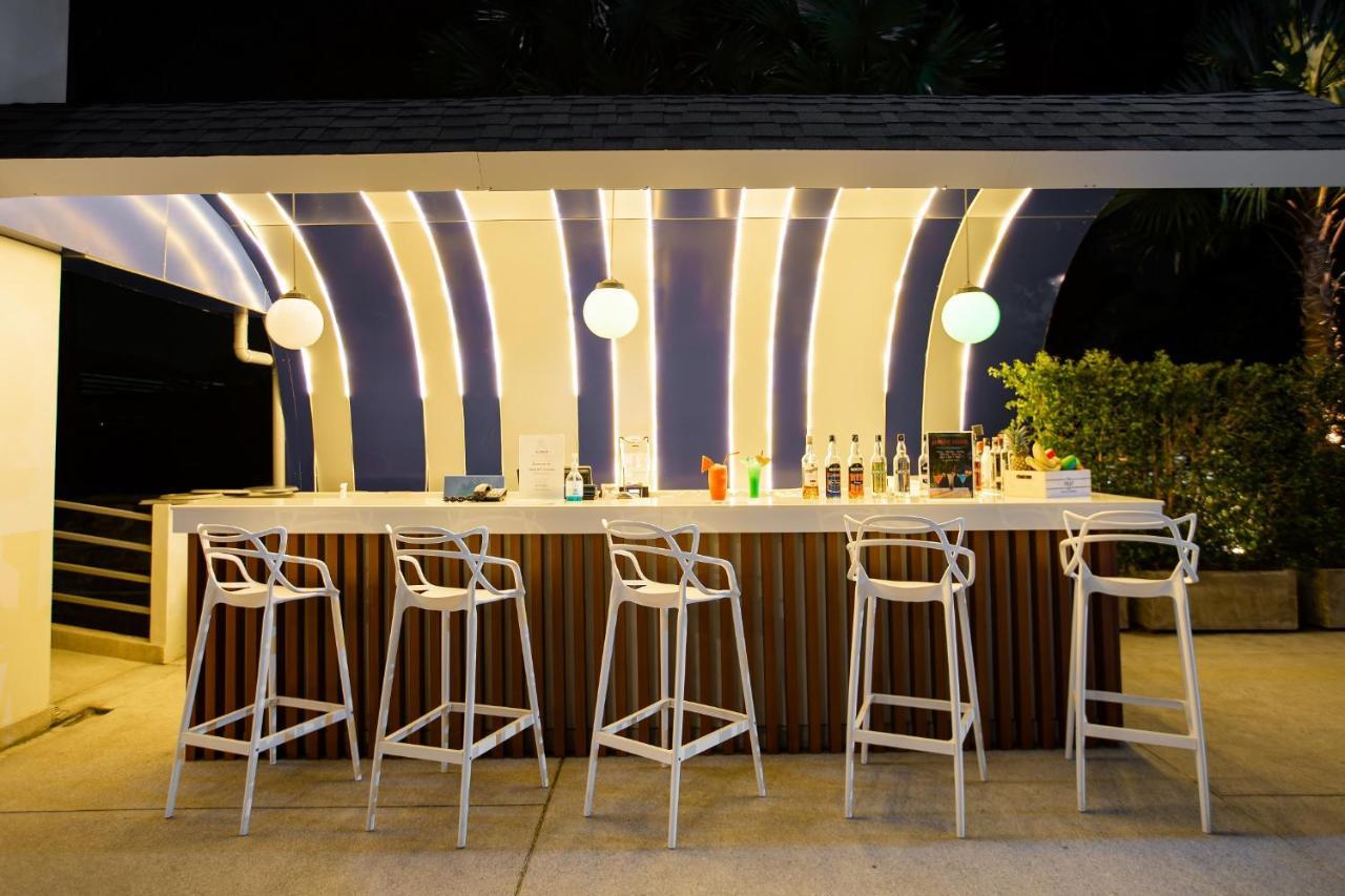 Seabed Grand Hotel Phuket - Sha Extra Plus المظهر الخارجي الصورة The bar at the pool