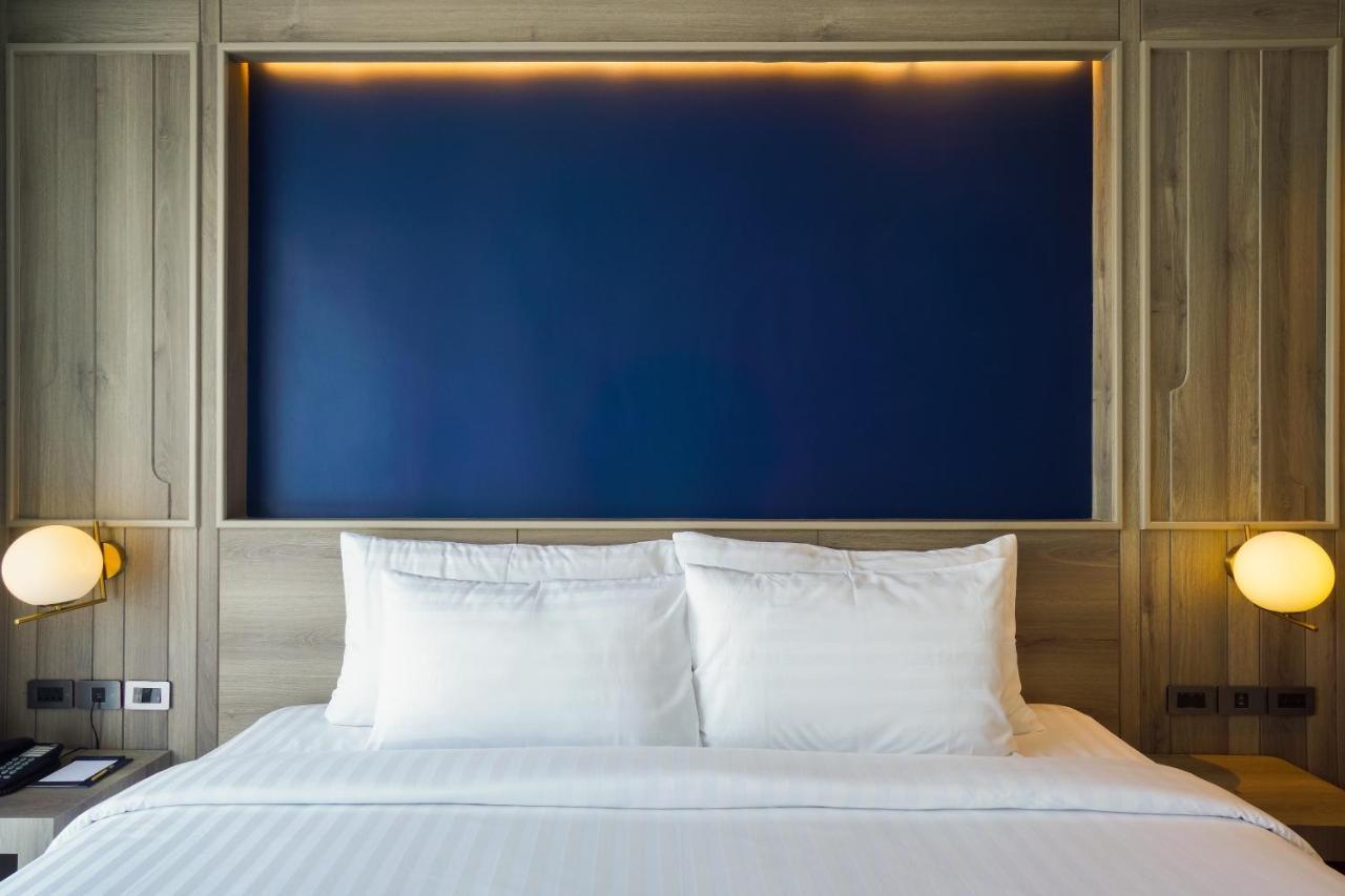 Seabed Grand Hotel Phuket - Sha Extra Plus المظهر الخارجي الصورة A bed with two pillows