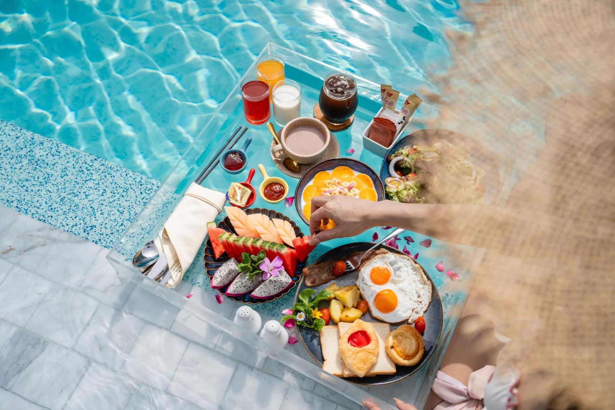 Seabed Grand Hotel Phuket - Sha Extra Plus المظهر الخارجي الصورة A floating breakfast at a resort in Bali, Indonesia