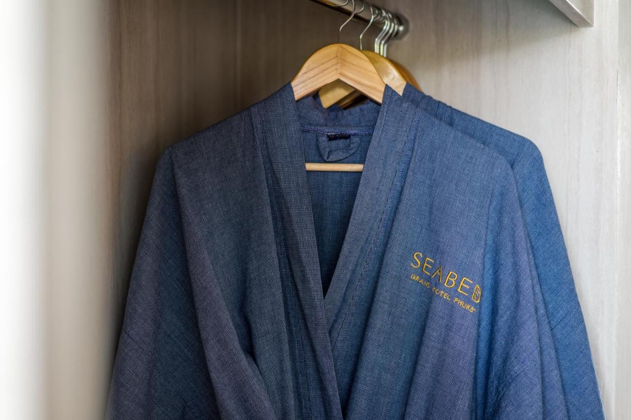 Seabed Grand Hotel Phuket - Sha Extra Plus المظهر الخارجي الصورة A bathrobe